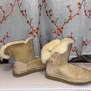 UGG Women’s Bailey Button ll size 7